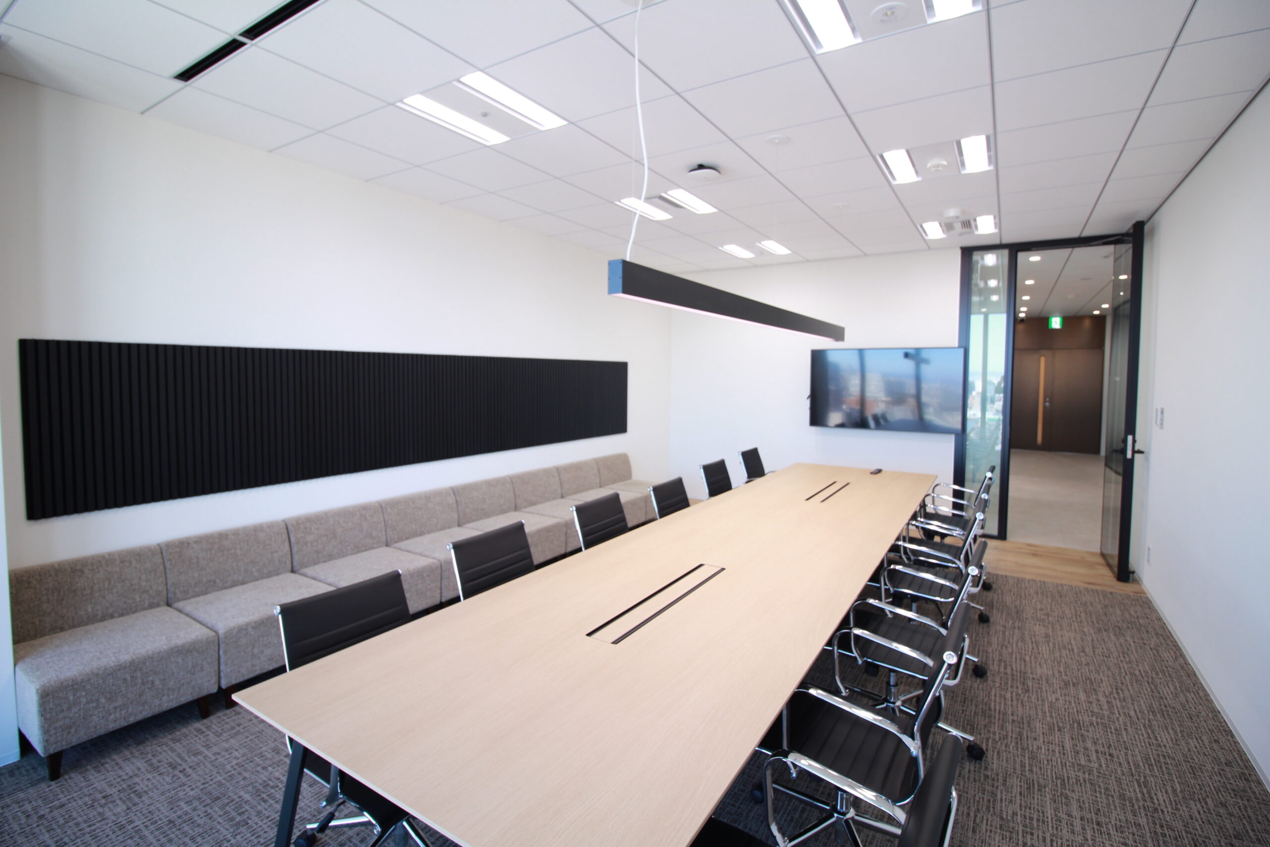 最大12名様でご利用可能な貸会議室111