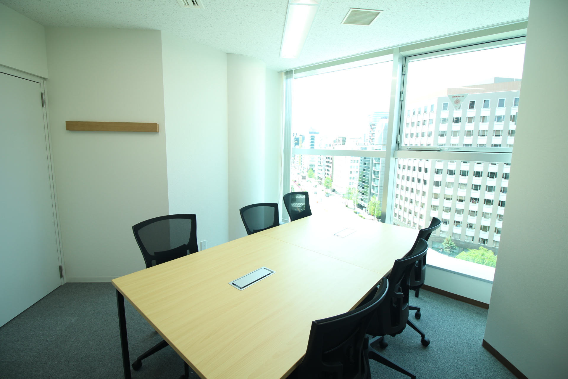 ご契約者様専用の会議室併設111